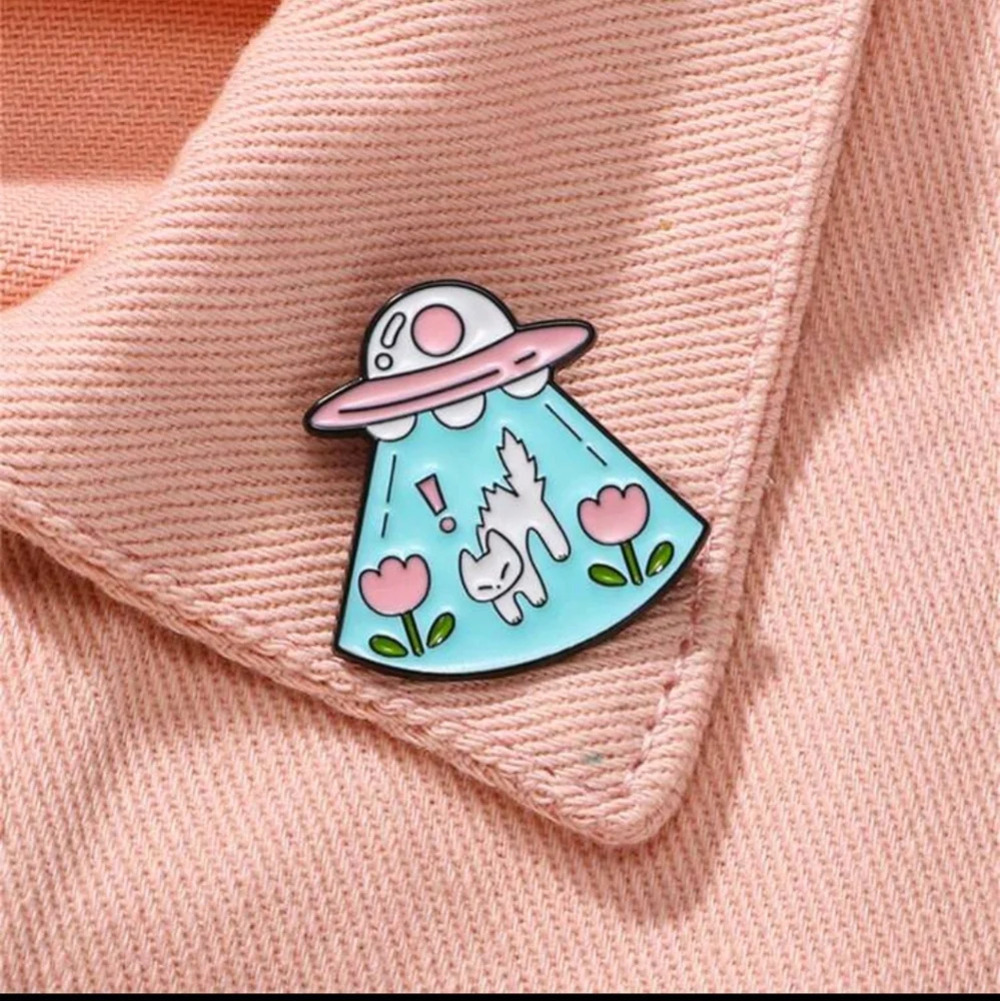 Pastel Goth pink cat alien enamel pin brooch charm purse bag decor satchel box